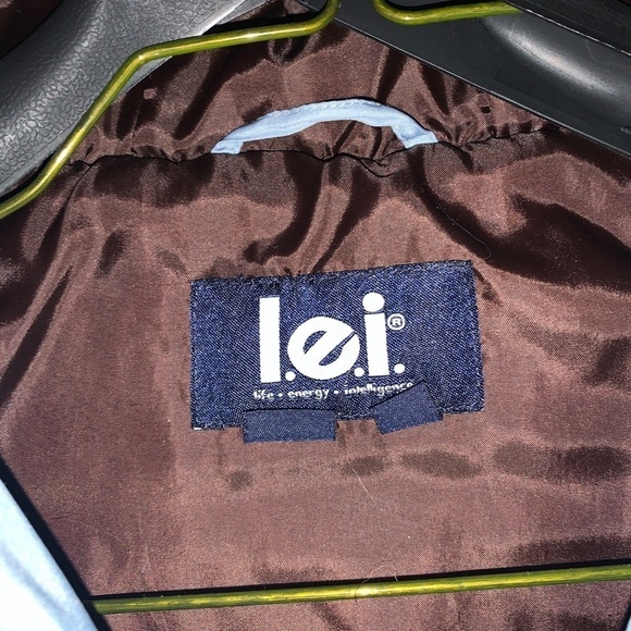 l.e.I Crop fit Puffer Jacket w/hood - Picture 3 of 8